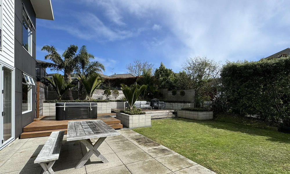 Outdoor patio and lawn setting